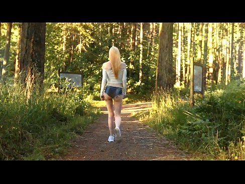 ❤️ Schéin Fra beweegt sech lues, net plakeg Video ️ Qualitéit Sex bei eis
