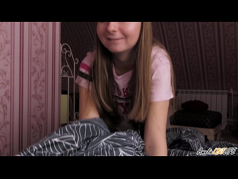 ❤️ Blondie suckelt hir BFF's déif a kritt Cum an hirem Mond ️ Qualitéit Sex bei eis