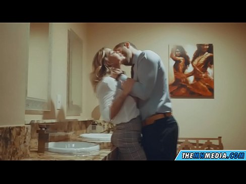 ❤️ Wann eng Busty Blond Iech an engem ëffentlechen Toilette verféiert ️ Qualitéit Sex bei eis